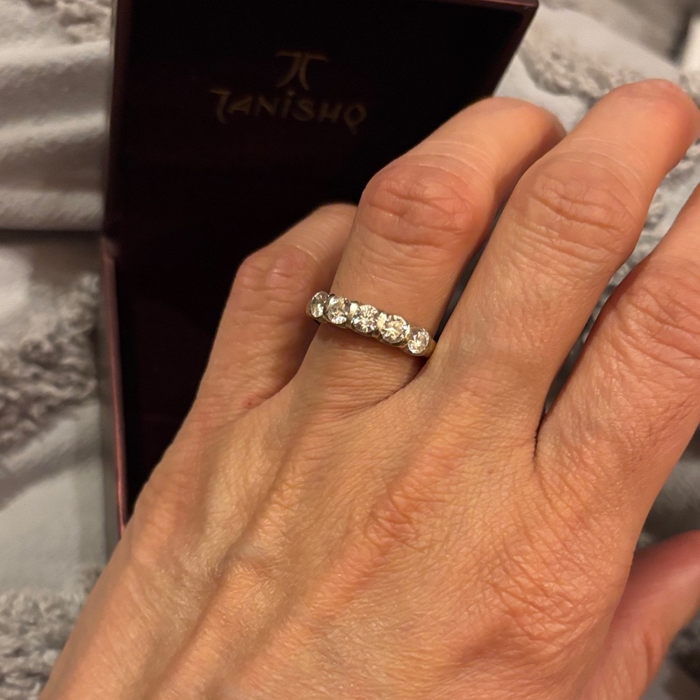 LEO Gold Diamond anniversary Ring - Picture 6 of 10